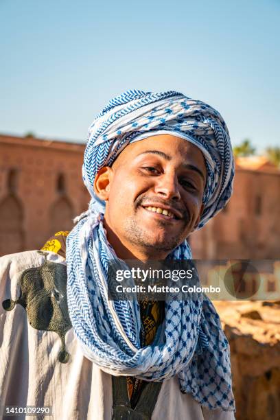 berber man looking at camera, morocco - tuniek stockfoto's en -beelden