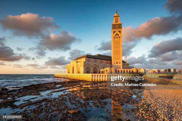 hassan ii mosque at sunset, casablanca, morocco - casablanca 個照片及圖片檔