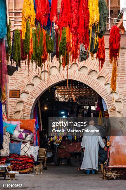 entrance to the bazaar, marrakesh. morocco - zoco fotografías e imágenes de stock