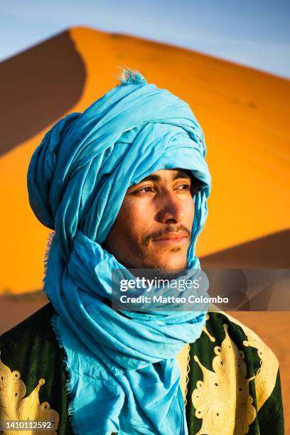 portrait of tuareg man in the desert, morocco - touareg fotografías e imágenes de stock