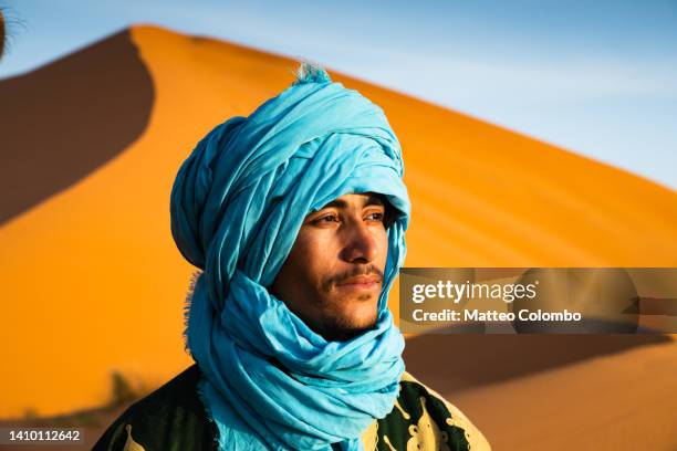 portrait of berber man in the desert, morocco - north africa stock pictures, royalty-free photos & images