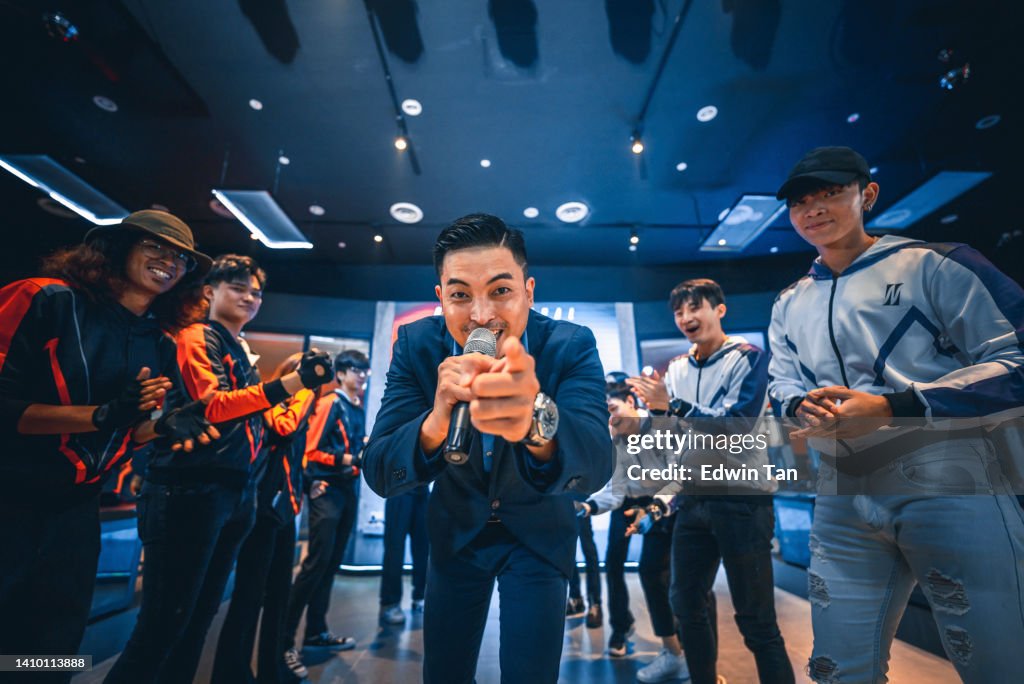 L’animateur du jeu asiatique Emcee présente les joueurs de l’équipe d’esports de la grande finale sur scène