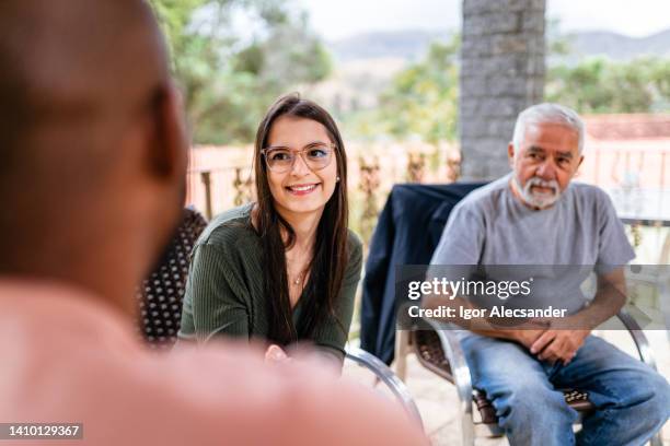 smiling woman in group therapy - elderly cognitive stimulation therapy stockfoto's en -beelden