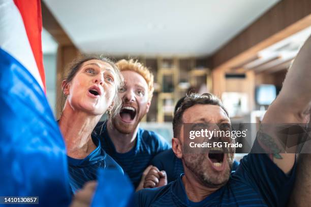 amigos aficionados franceses viendo partidos deportivos y celebrando en una casa - eurocopa fotografías e imágenes de stock