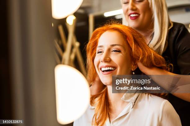 sonriente mujer en peluquería - peluquero fotografías e imágenes de stock