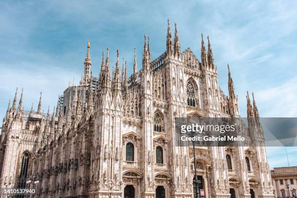 duomo di milano cathedral - catedral de milán fotografías e imágenes de stock