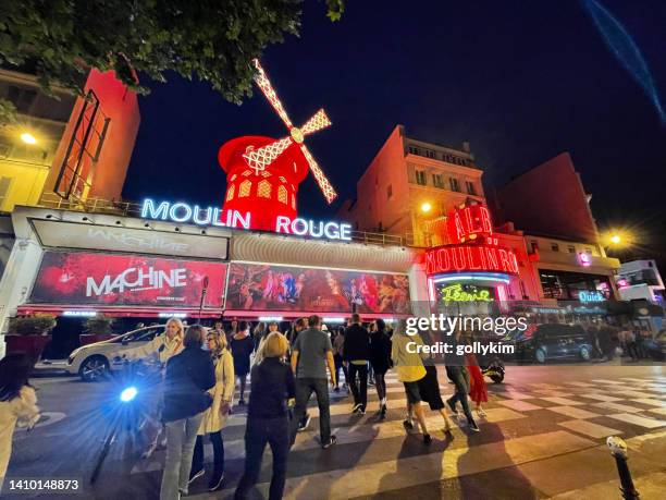 moulin rouge paris at night - theater play in paris stockfoto's en -beelden