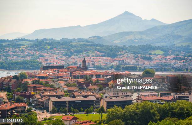 hondarribia town in gipuzkoa, spain - guipuzco provincie stockfoto's en -beelden
