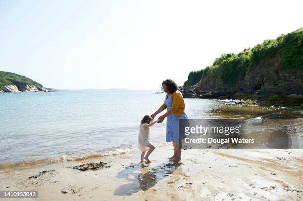 a mother and her daughter together by the sea - dougal waters 個照片及圖片檔
