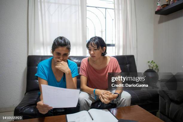 couple lgtb+ à la maison examen des finances - feuille examen photos et images de collection