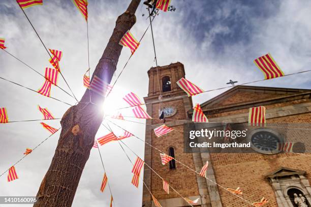 iglesia de la nostra senyora del consol en altea y banderas catalanas - catalonia fotografías e imágenes de stock