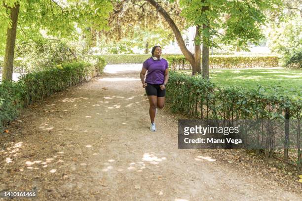a young overweight girl wanting to improve herself by running in the park - 20 days stock pictures, royalty-free photos & images