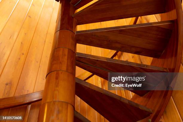 close up of a wooden spiral staircase - spiral staircase stockfoto's en -beelden