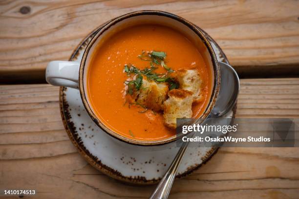 top down shot of mixed vegetable creamy soup with pieces of toasted pastry. serving portion of tasty meal in soup bowl. - scodella per zuppa foto e immagini stock