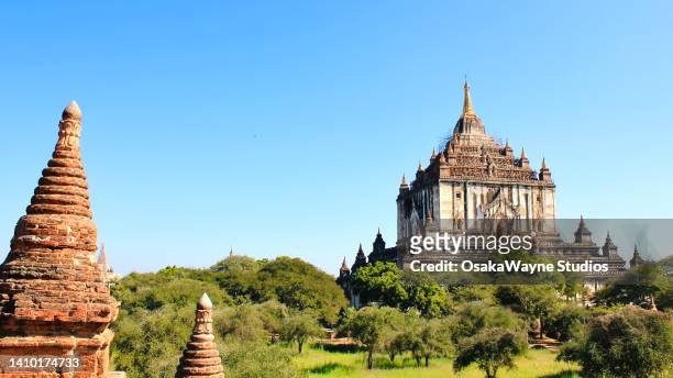 historic temple surrounded by trees and green vegetation - myanmar stock-fotos und bilder