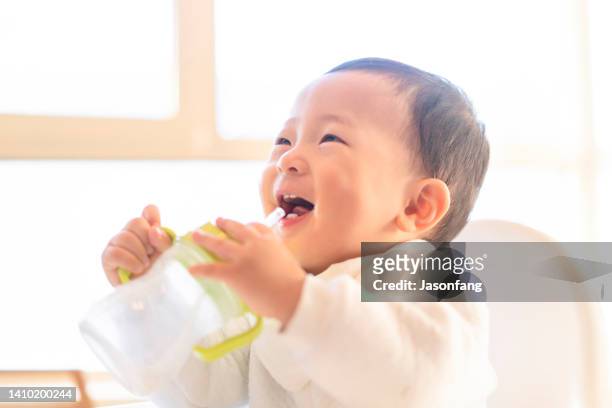 um bebê chinês - caneca para bebê - fotografias e filmes do acervo