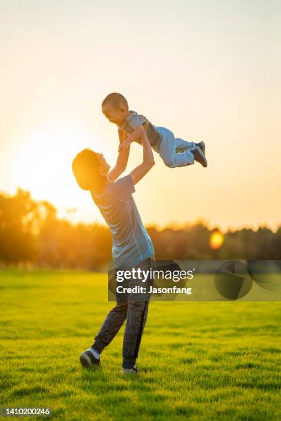 mutter und baby - asian woman smiling sunrise stock-fotos und bilder