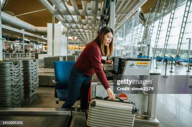 gepäck am gepäck am check-in-schalter am flughafen - kuala lumpur airport stock-fotos und bilder