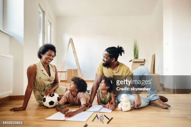 happy black family coloring on floor at new apartment. - family drawing 個照片及圖片檔