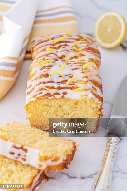 lemon cake with lemon glaze - zitronentorte stock-fotos und bilder