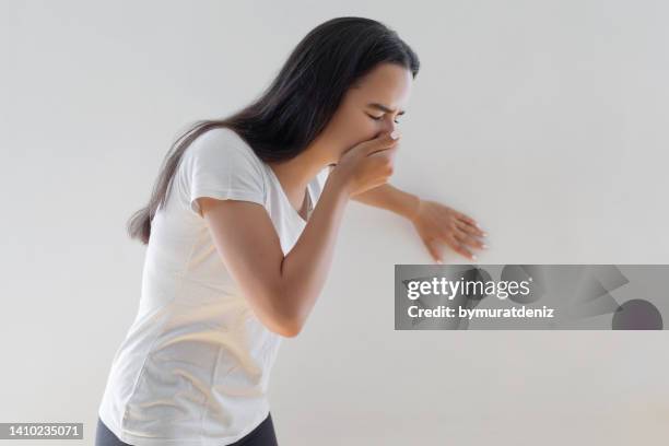 junge frau krank erbricht - brechreiz stock-fotos und bilder