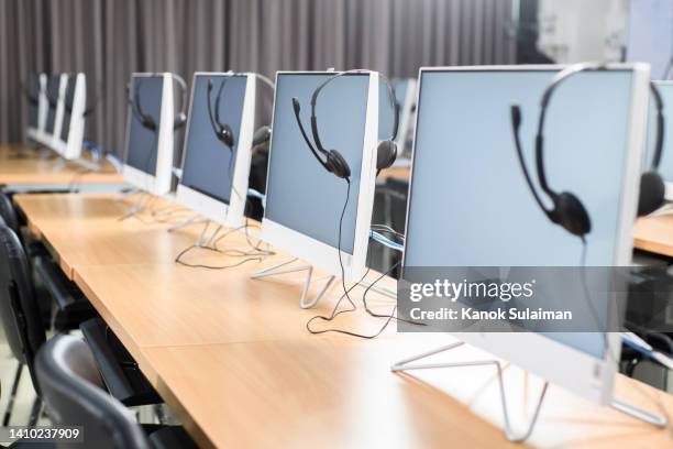 empty computer training classroom - laboratorio de ordenadores fotografías e imágenes de stock