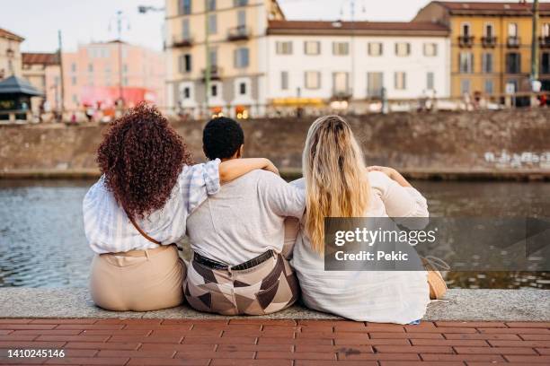 amici che si godono il tempo vicino al fiume - corporatura larga foto e immagini stock