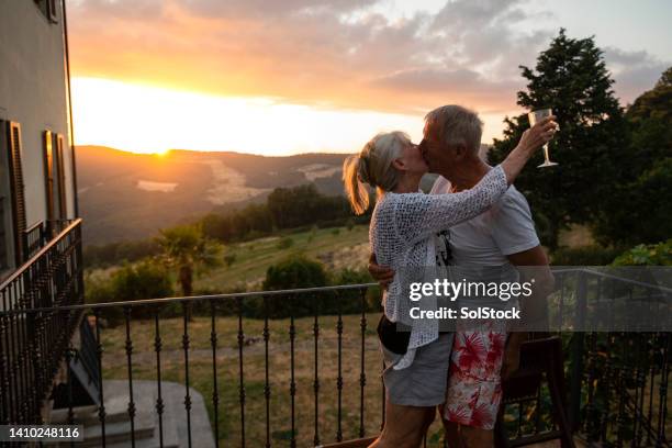 kissing at sunset - tuscany villa stockfoto's en -beelden