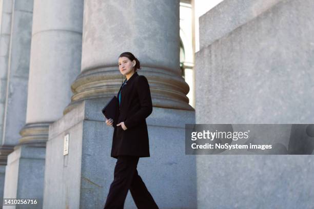 female lawyer - courtyard 個照片及圖片檔