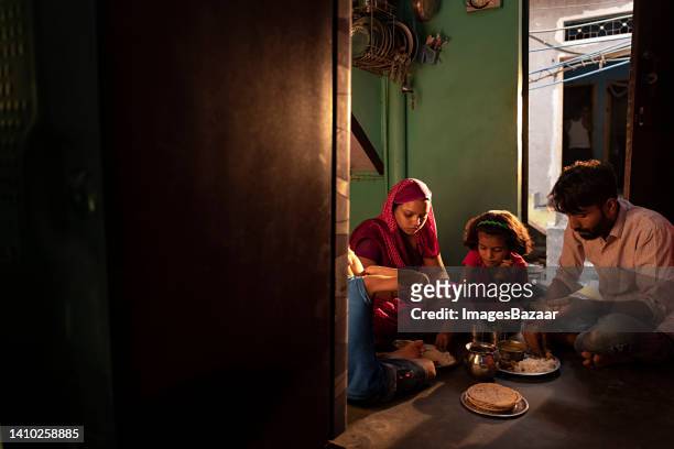 family eating lunch at home - indian slums fotografías e imágenes de stock