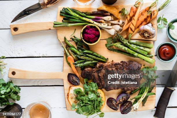 summer bbq meal. organic roasted beef meat and vegetables, picnic table top view - régime faible en glucides photos et images de collection