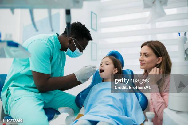 young adult mother with her daughter at the dentist office - patients brothers 個照片及圖片檔