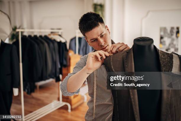 male fashion designer - clothes customization stockfoto's en -beelden