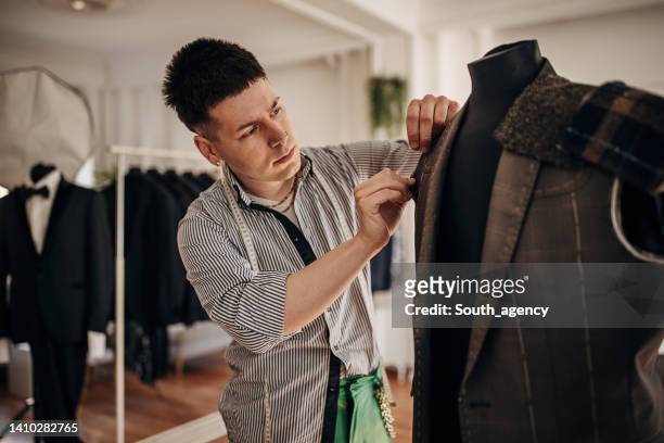 diseñador de moda masculina - custom tailored suit fotografías e imágenes de stock