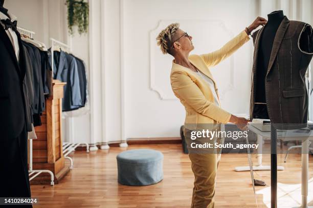 female tailor making a suit - mannequin blonde stockfoto's en -beelden