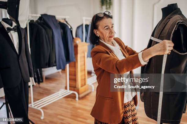 sarto femminile che fa un abito - sarta foto e immagini stock