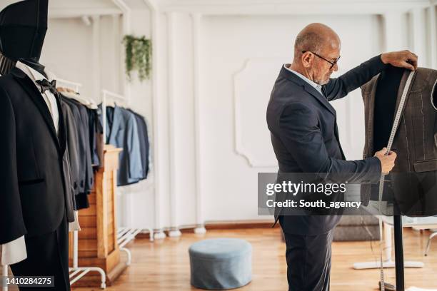 confección a medida de un traje - custom tailored suit fotografías e imágenes de stock