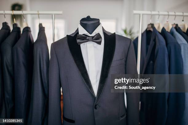 tuxedo in clothing store - smoking imagens e fotografias de stock