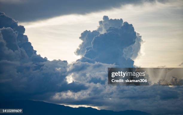 beautiful dramatic cloud with sunset sky - natural disaster photos et images de collection