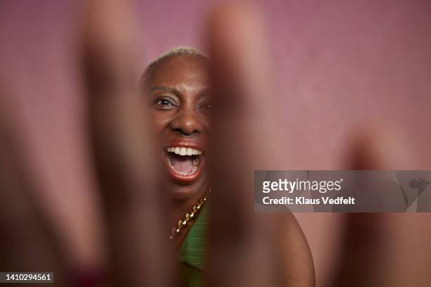 modern elderly woman gesturing - ângulo diferente imagens e fotografias de stock