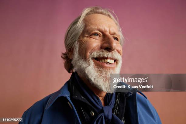 smiling elderly man looking away - formal portrait foto e immagini stock
