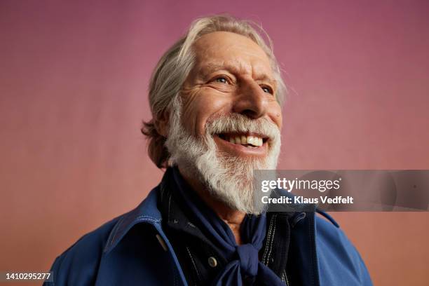 smiling elderly man looking away - formellt porträtt bildbanksfoton och bilder