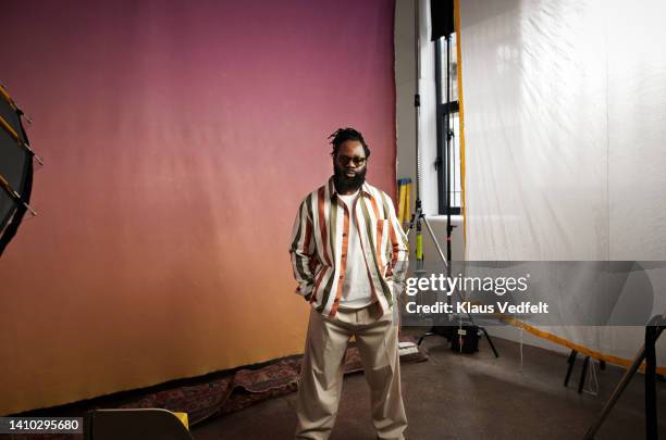 confident mature man standing in studio - studio photo photos et images de collection