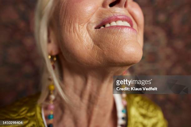 close-up of happy elderly woman - wrinkles fotografías e imágenes de stock