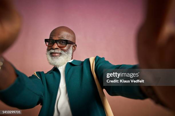 portrait of happy man talking selfie - ângulo diferente imagens e fotografias de stock