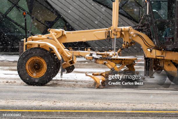 snowplow - winterdienst stockfoto's en -beelden