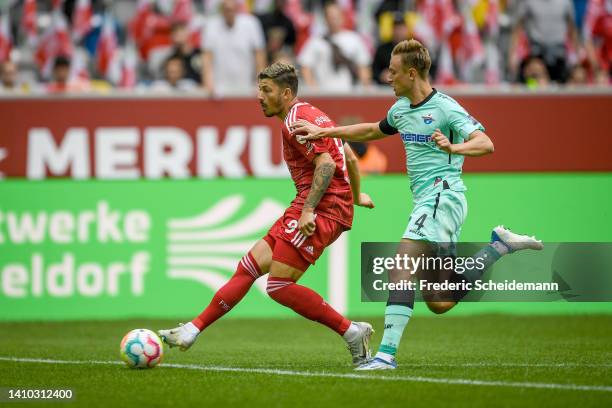 Dawid Kownacki of Duesseldorf scores his team´s first goal during the Second Bundesliga match between Fortuna Düsseldorf and SC Paderborn 07 at...