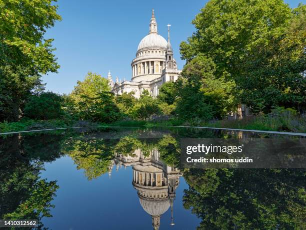 park view of london st paul's cathedral - cathédrale saint paul londres photos et images de collection