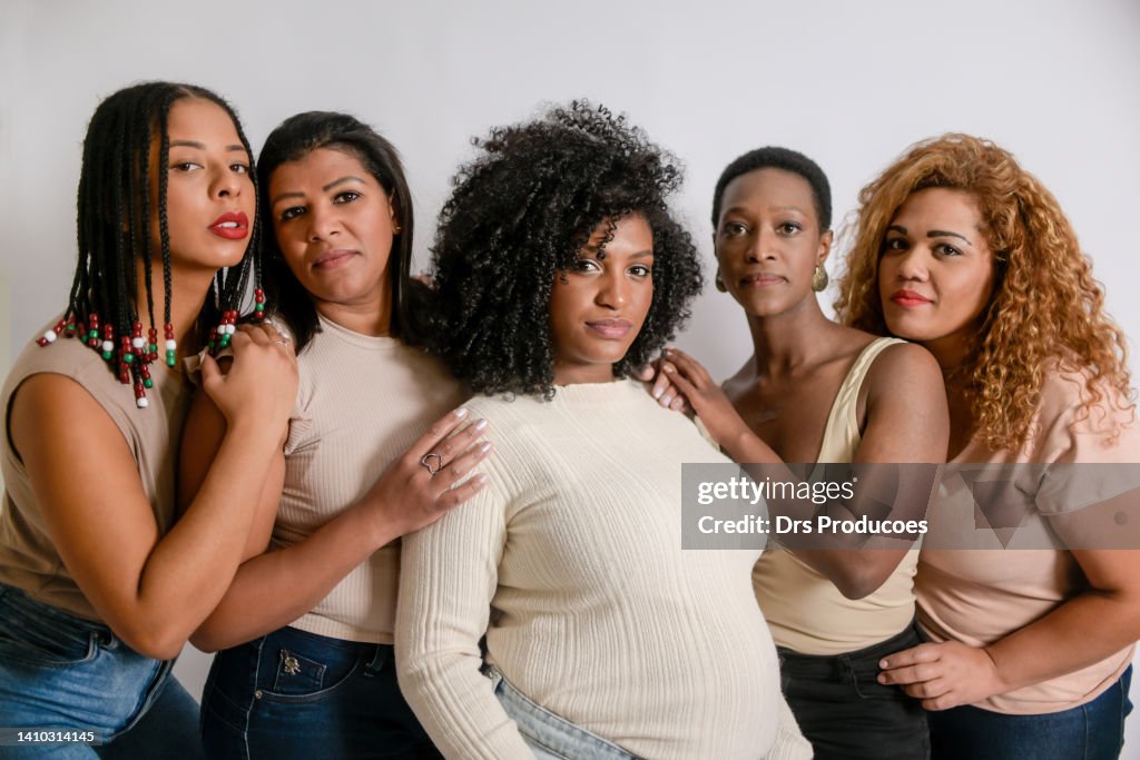 Belas mulheres negras latino-americanas em um fundo branco