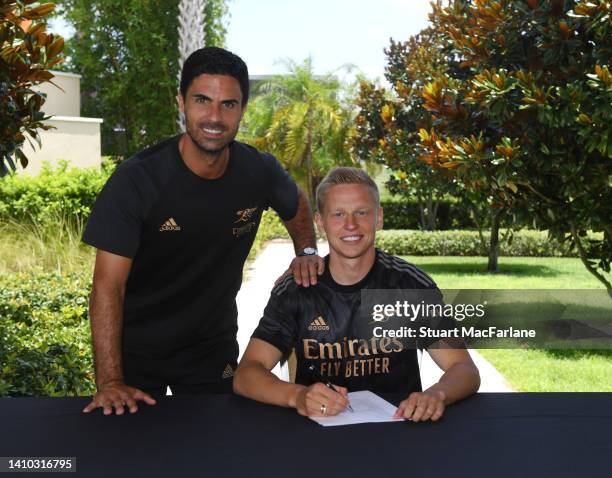 Arsenal Manager Mikel Arteta with new signing Oleksandr Zinchenko on July 22, 2022 in Orlando, Florida.